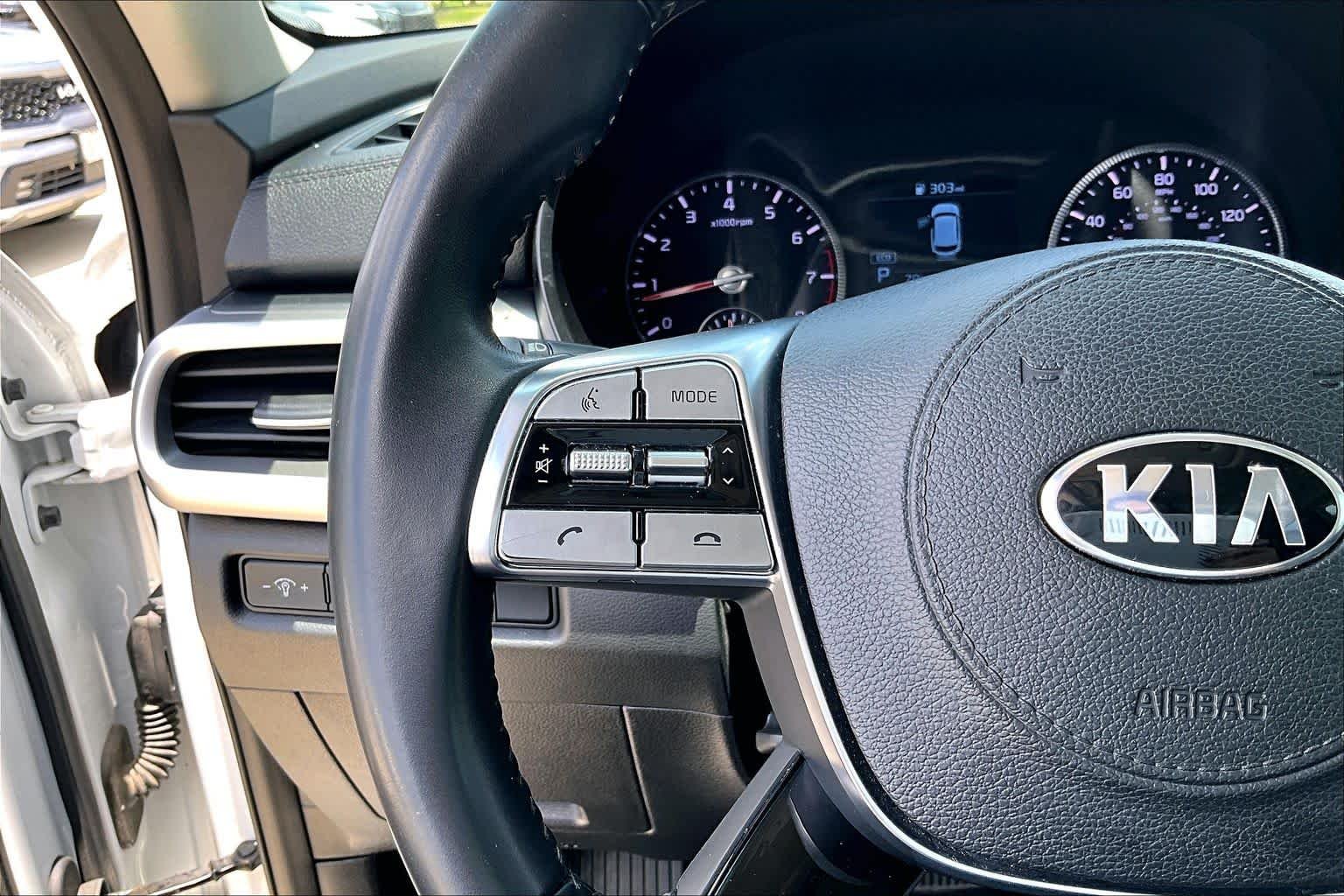 Used 2020 Snow White Pearl Kia S image 22