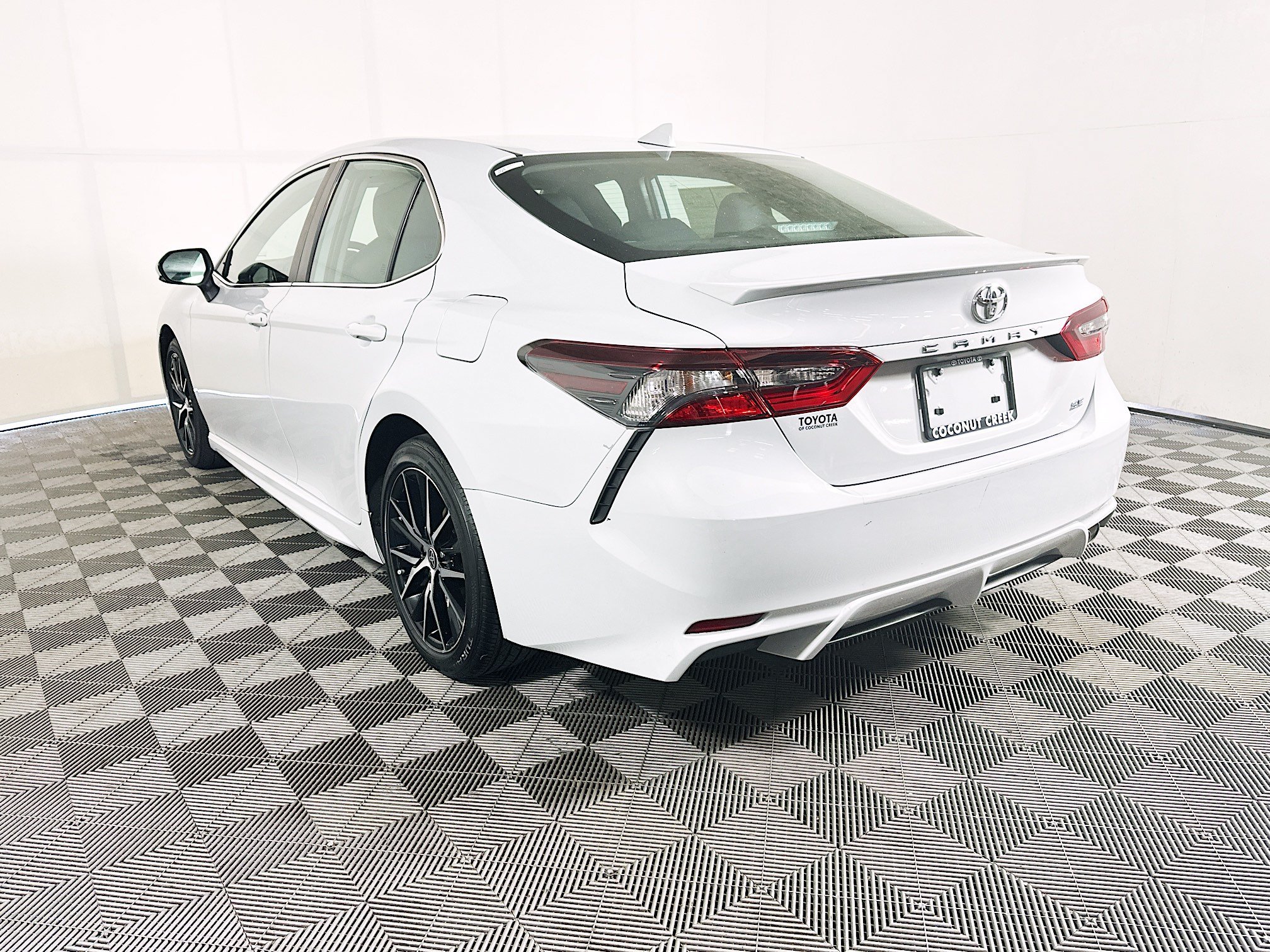 Certified Used 2023 Ice Toyota SE image 5