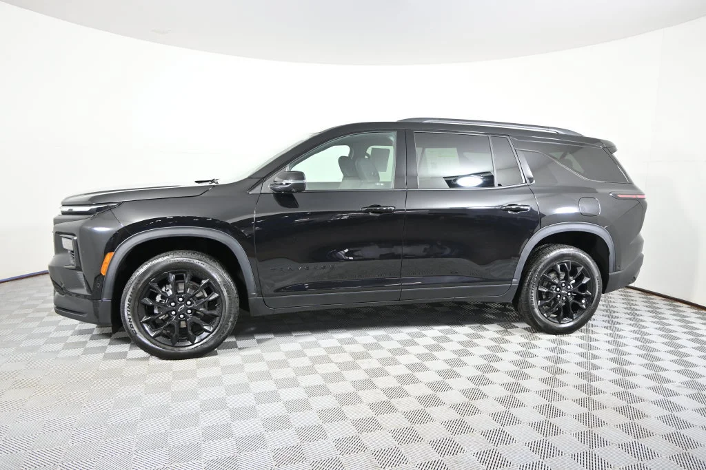 Used 2024 Chevrolet Traverse 2LT with VIN 1GNEVGKS4RJ150142 for sale in Forest Lake, Minnesota