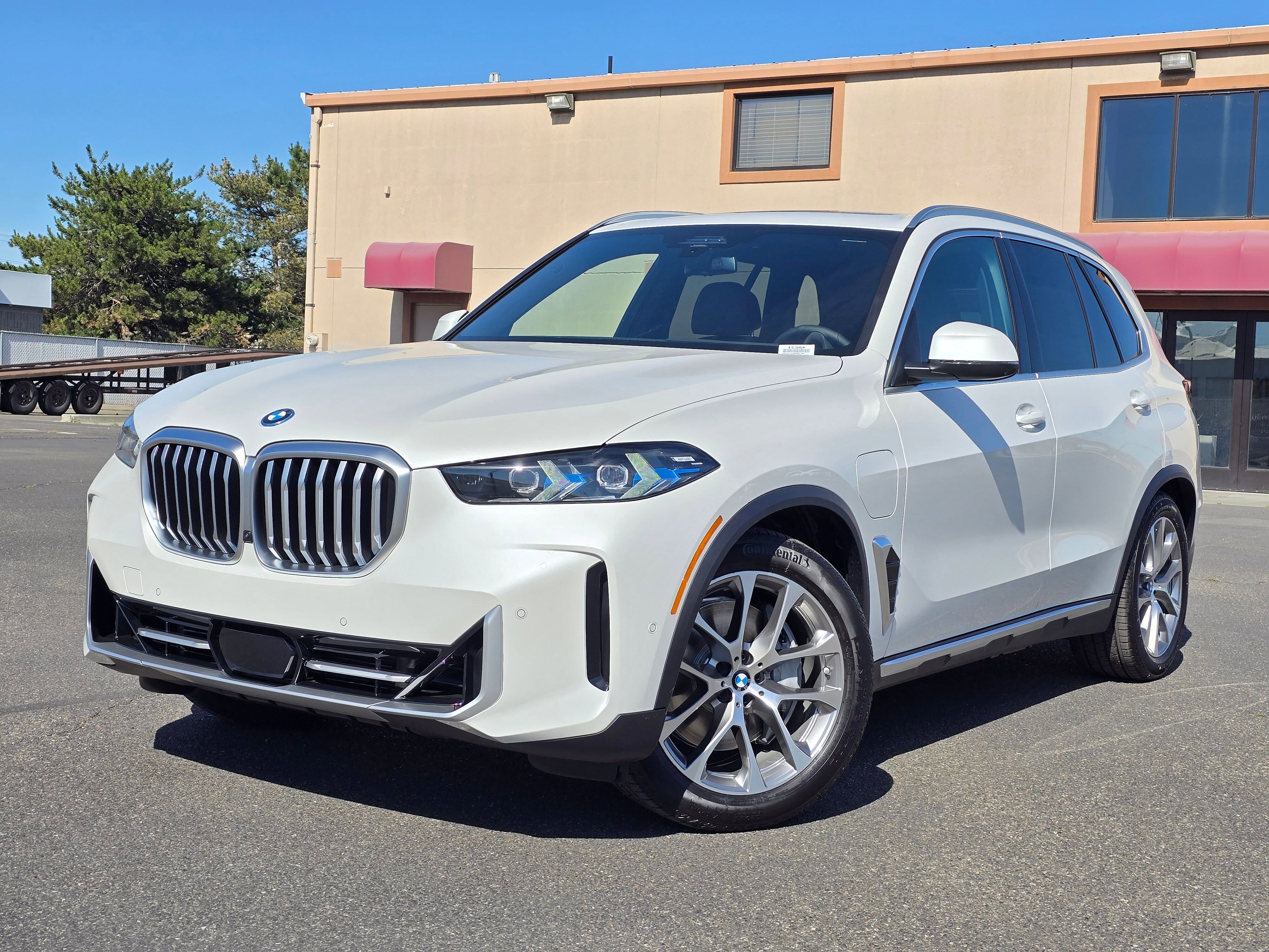 New 2026 Mineral White Metallic BMW xDrive50e image 31