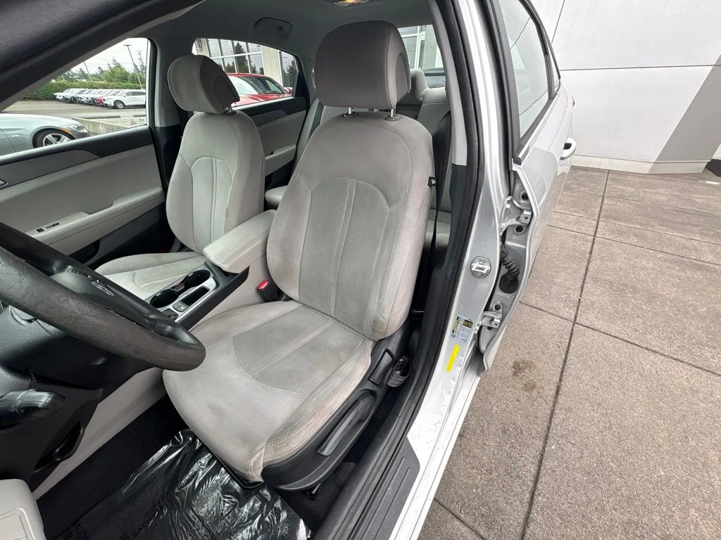 Used 2016 Silver Hyundai SE image 12