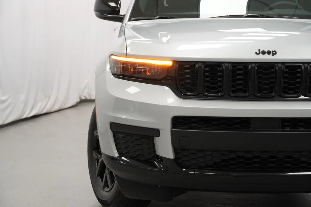 Used 2024 Silver Jeep Altitude X image 6