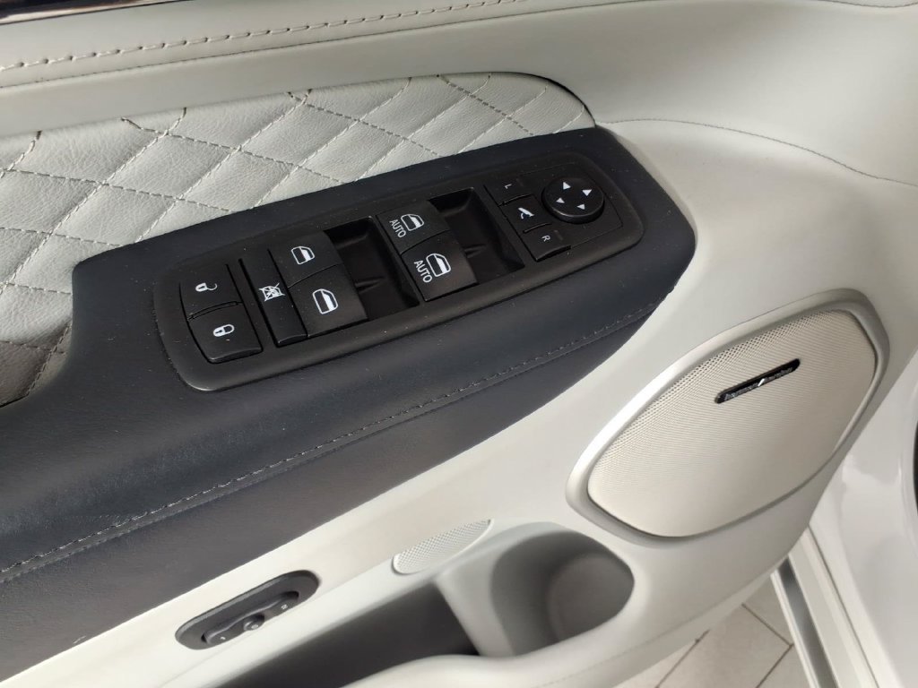 Used 2021 White Jeep Summit image 17