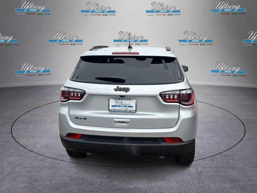 New 2026 Silver Zynith Metallic Clearcoat Jeep Latitude Altitude image 4