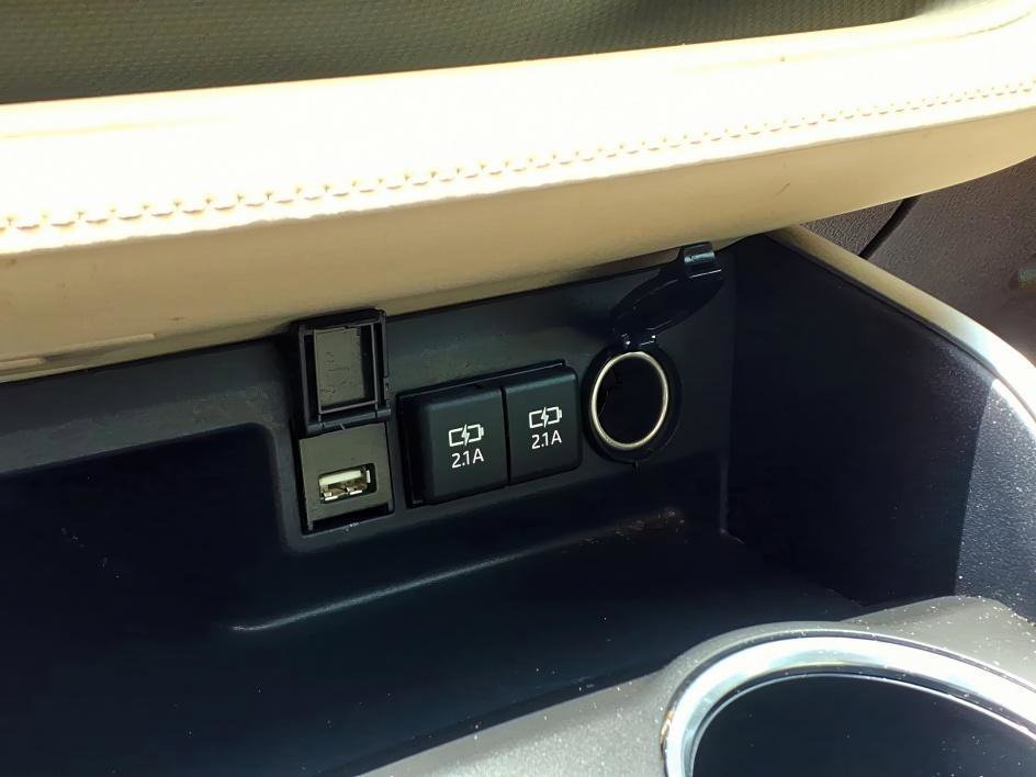 Used 2020 Midnight Black Metallic Toyota Hybrid XLE image 22