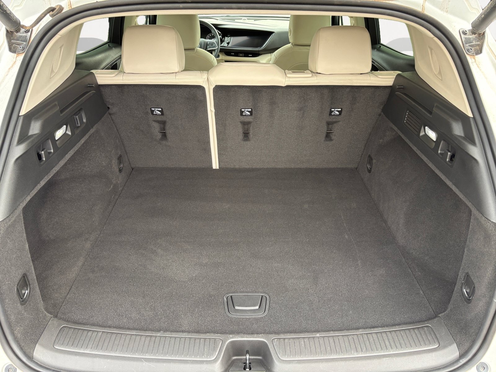 Used 2023 Summit White Buick Essence image 13