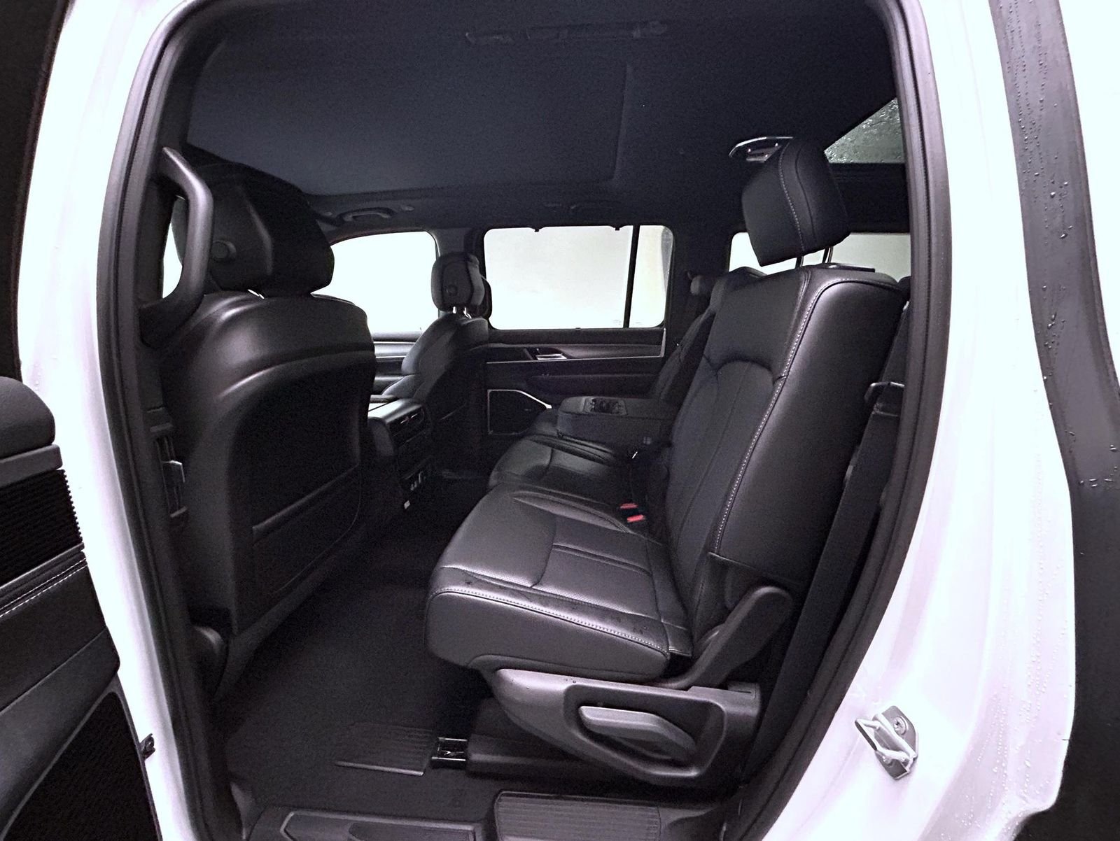 New 2026 Bright White Clear-Coat Exterior Paint Jeep Limited Reserve image 11