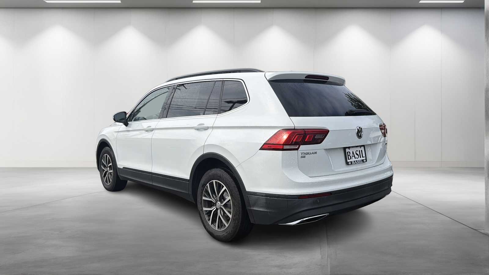 Used 2019 Pure White Volkswagen SE image 5