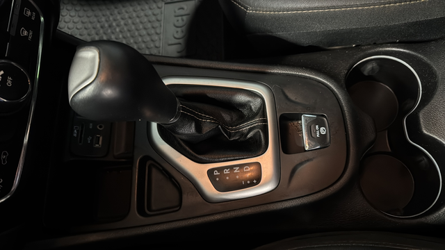 Used 2018 Diamond Black Crystal Pearlcoat Jeep Latitude Plus image 19
