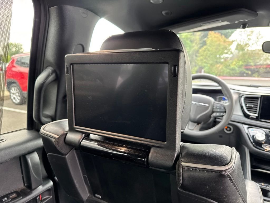 Used 2023 Ceramic Gray Clearcoat Chrysler Limited image 9