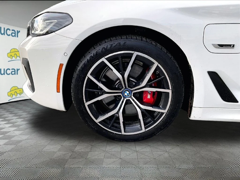 Used 2023 White BMW 530e iPerformance image 22