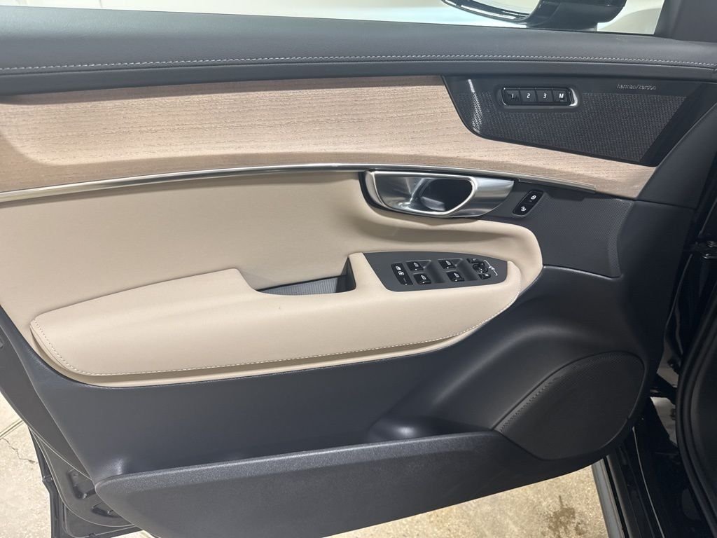 2026 Volvo XC90 Plus - Photo 17