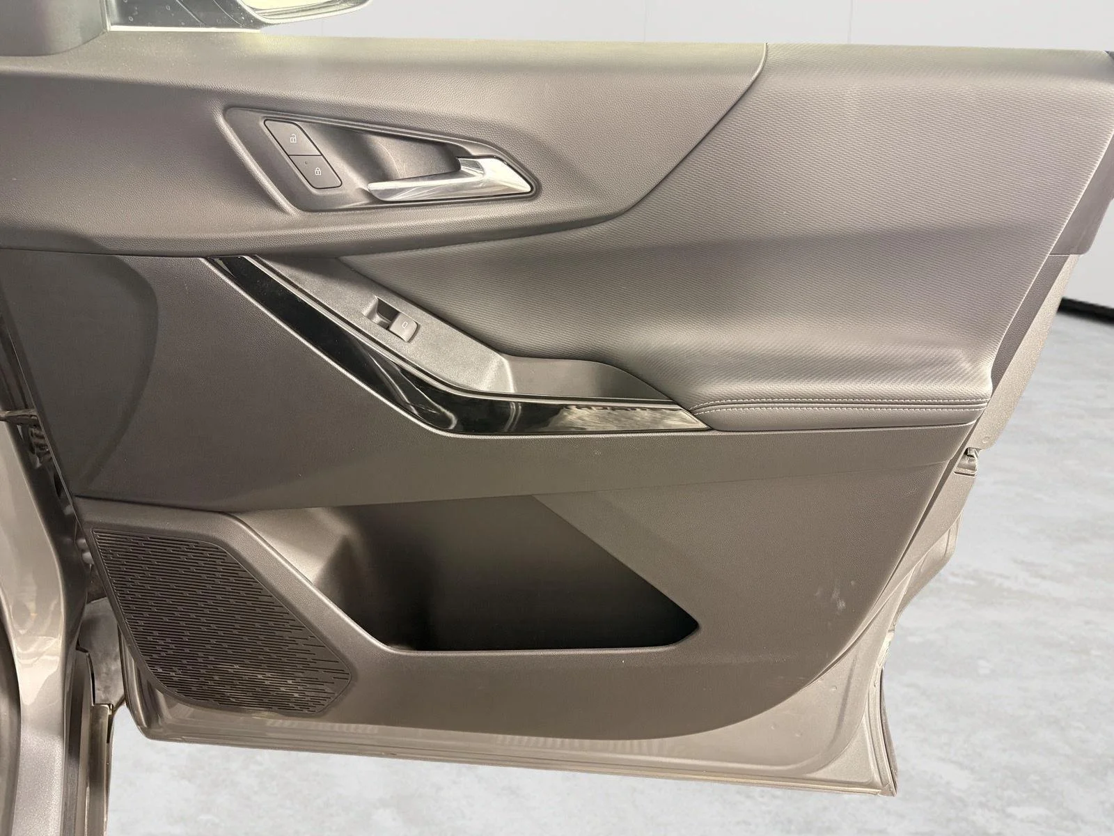Used 2025 Sterling Gray Metallic Chevrolet AWD LT image 26