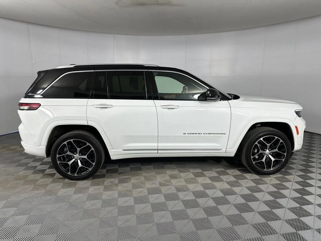Used 2023 Bright White Clearcoat Jeep Summit Reserve image 10