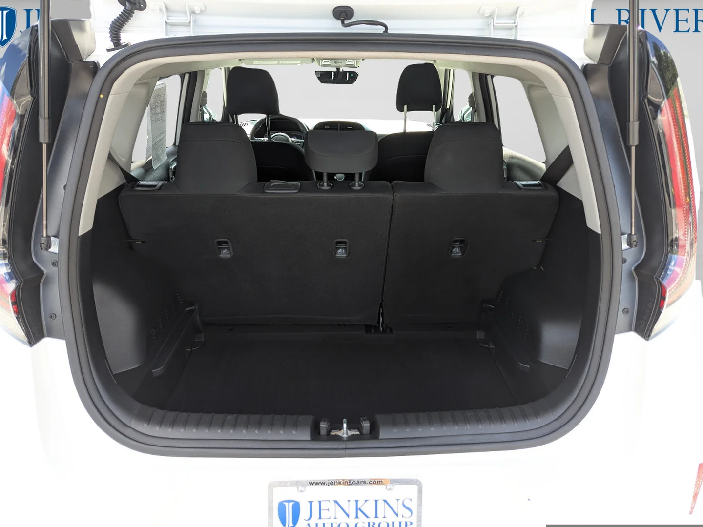 Used 2024 Snow White Pearl Kia LX image 17