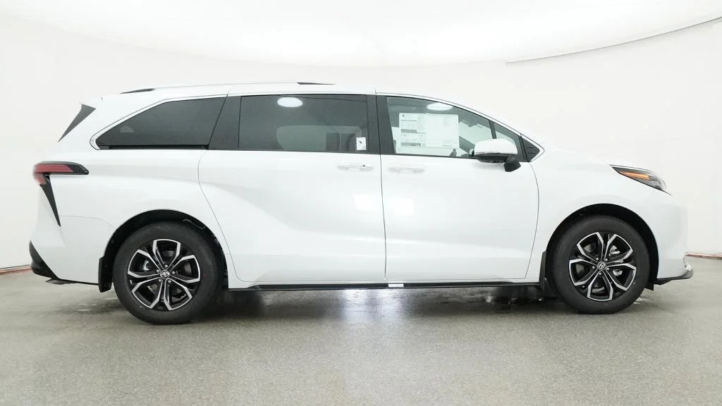 New 2026 Wind Chill Pearl Toyota Platinum image 13