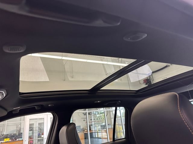 New 2026 Diamond Black Crystal Pearl-Coat Exterior Paint Jeep Limited image 28