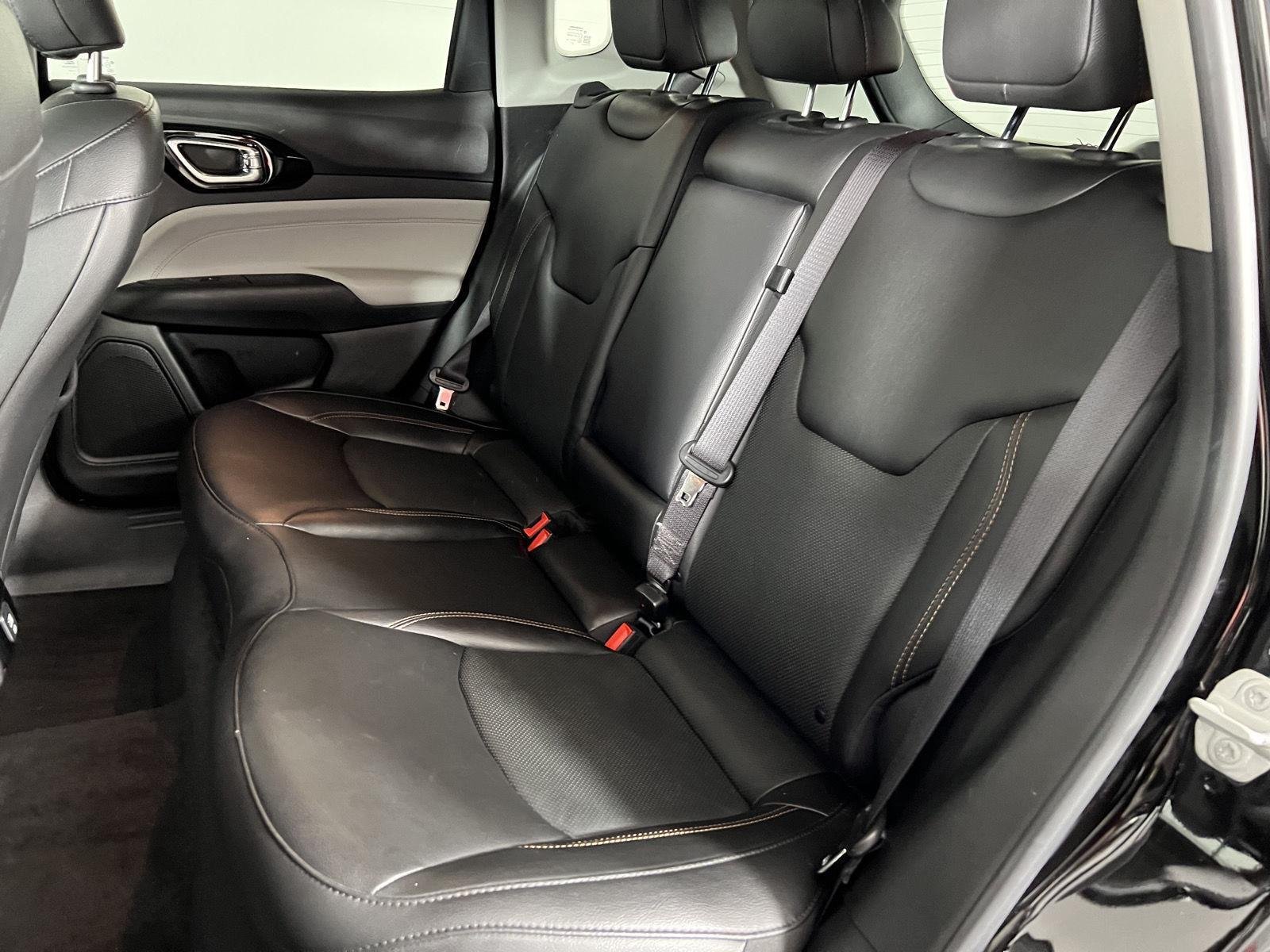 Used 2022 Diamond Black Crystal Pearlcoat Jeep Limited image 6