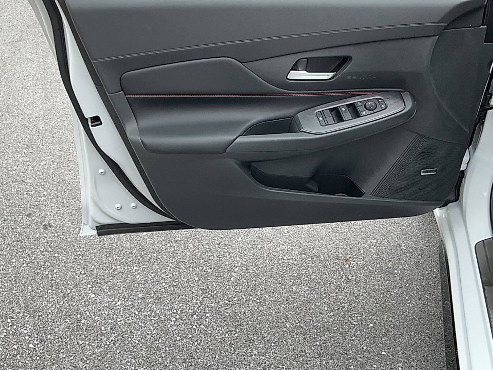 New 2026 Aspen White Tricoat/Super Black Nissan SR image 6