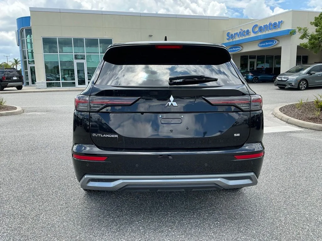 Used 2025  Mitsubishi SE image 7