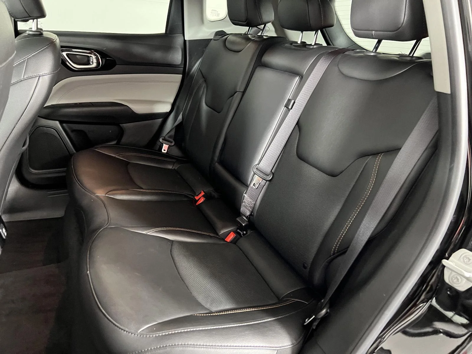 Used 2022 Diamond Black Crystal Pearlcoat Jeep Limited image 6