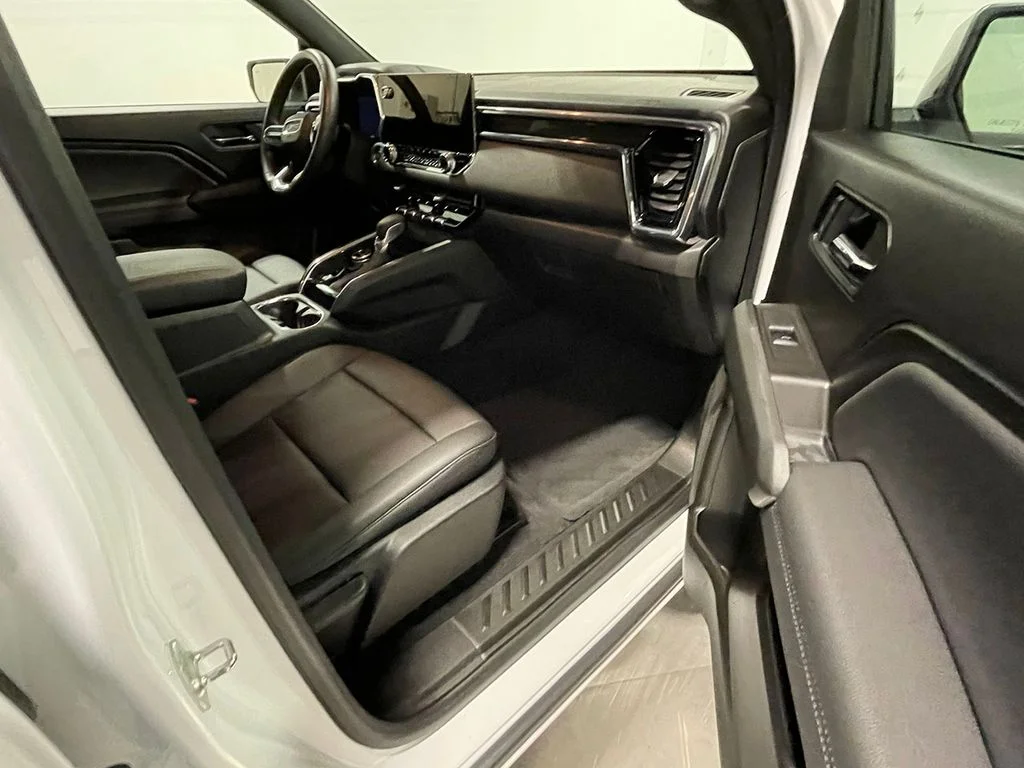 Used 2024 White GMC Elevation image 26