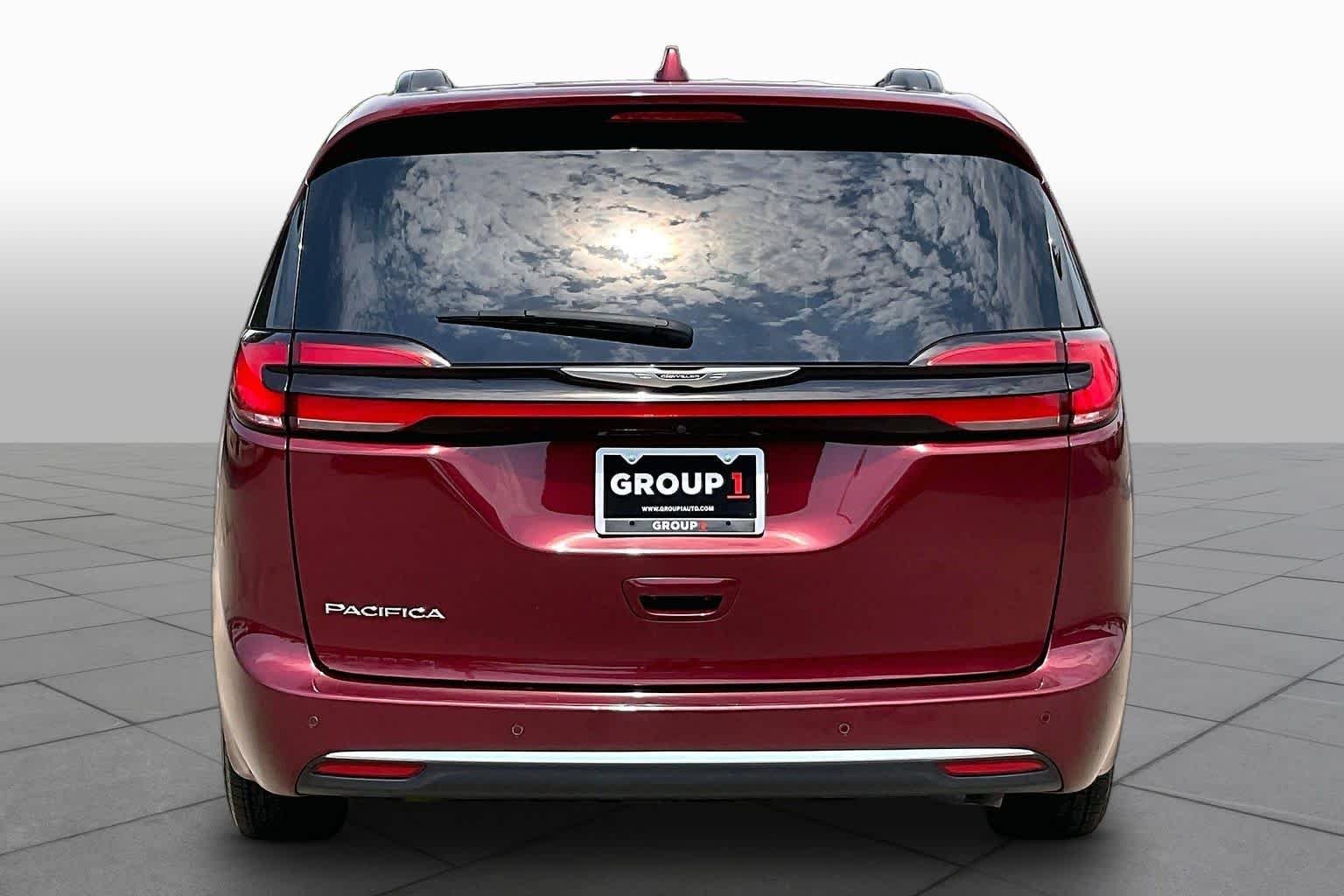 Used 2022 Velvet Red Pearlcoat Chrysler Touring L image 5