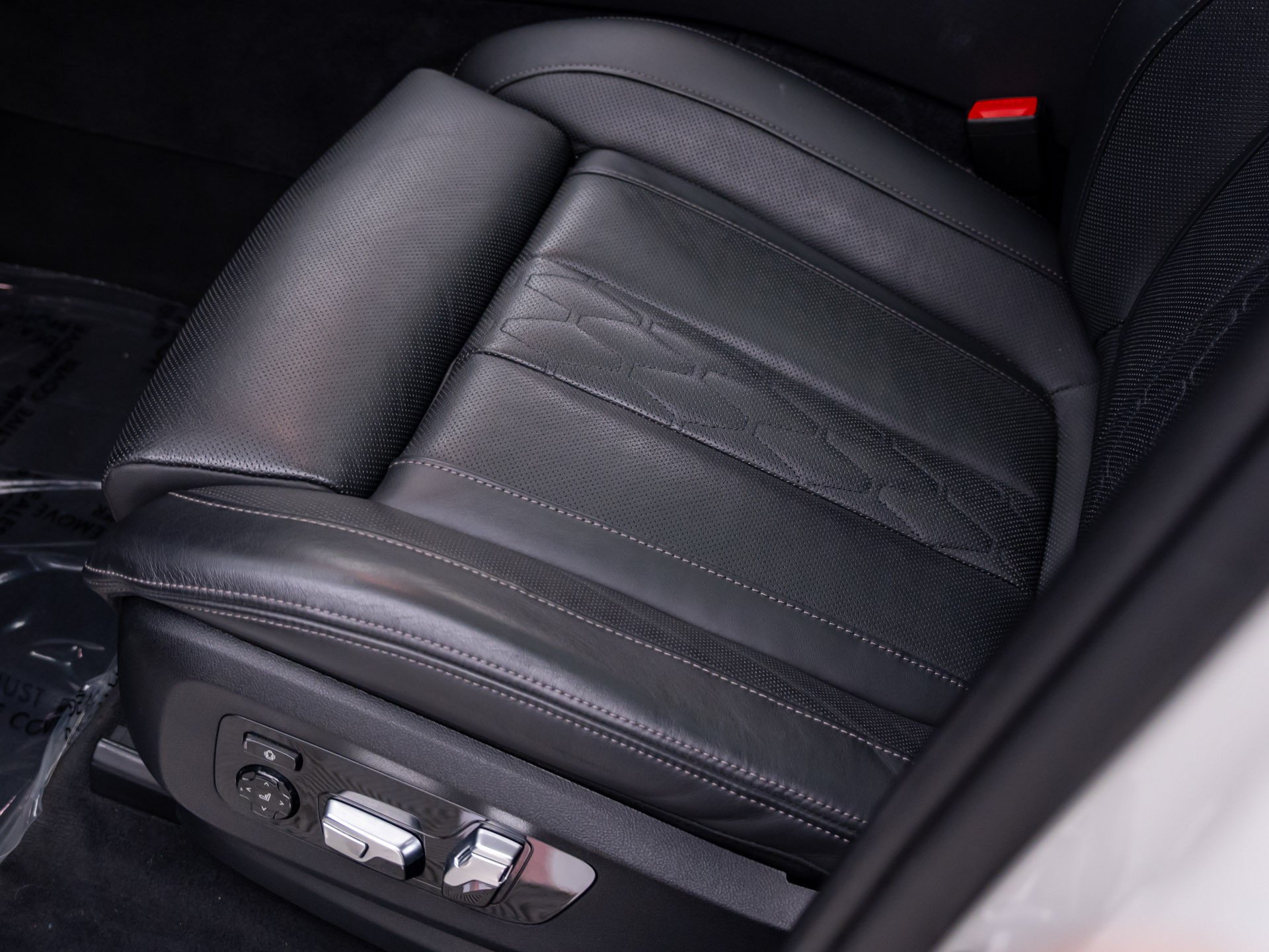 Certified Used 2024 Alpine White BMW M60i image 16
