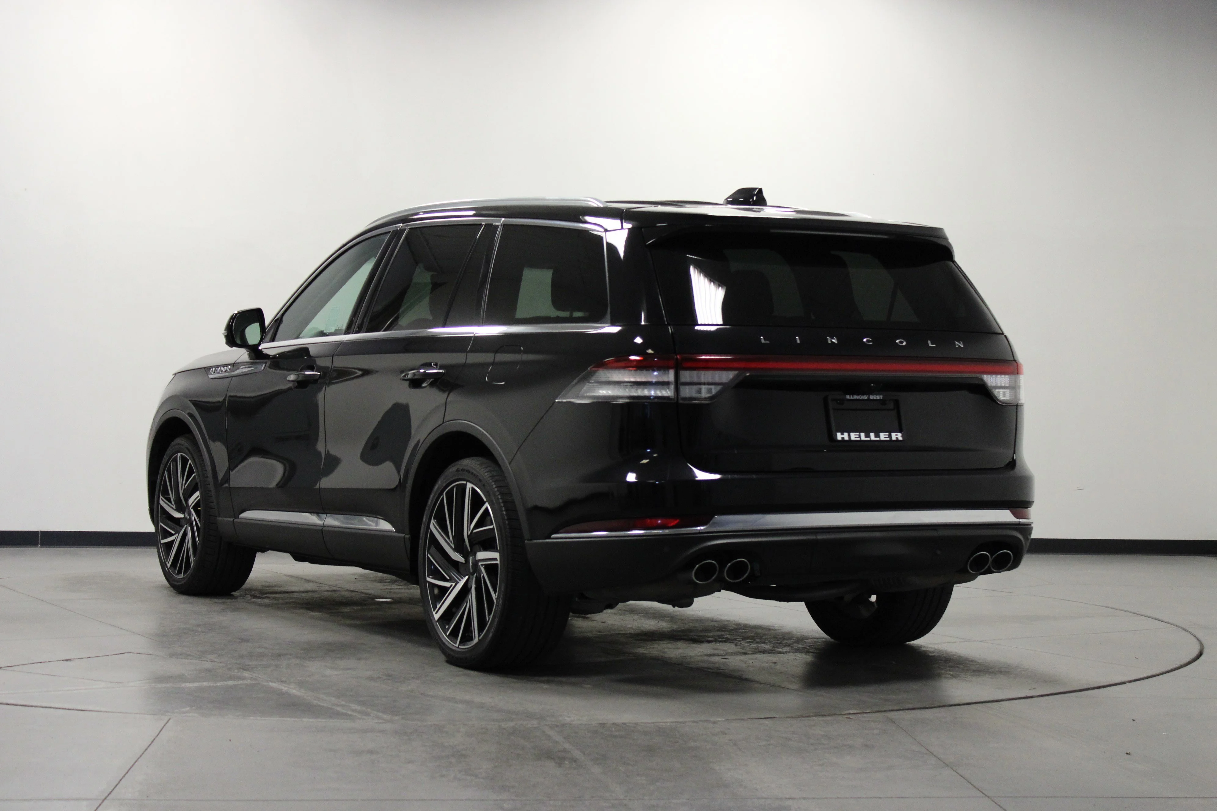 Used 2025 Infinite Black Metallic Clearcoat Lincoln Reserve image 6