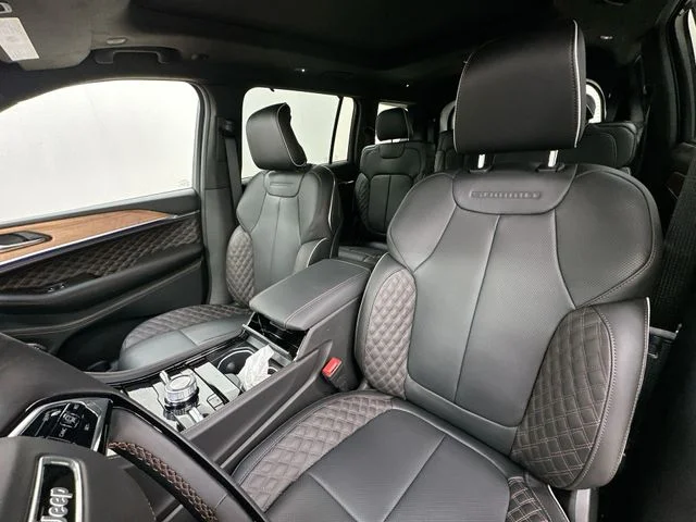 New 2026 Diamond Black Crystal Pearl-Coat Exterior Paint Jeep Summit image 14