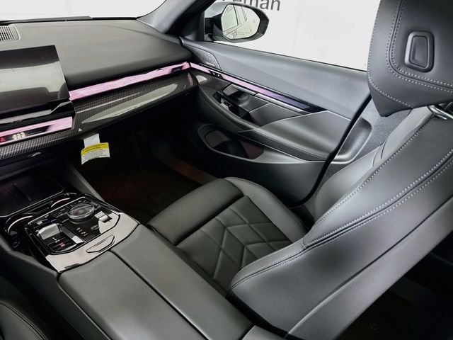 New 2027 Carbon Black Metallic BMW 550e xDrive image 25