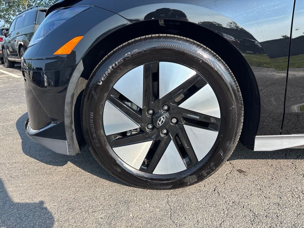 Used 2025 Black Hyundai SE image 12