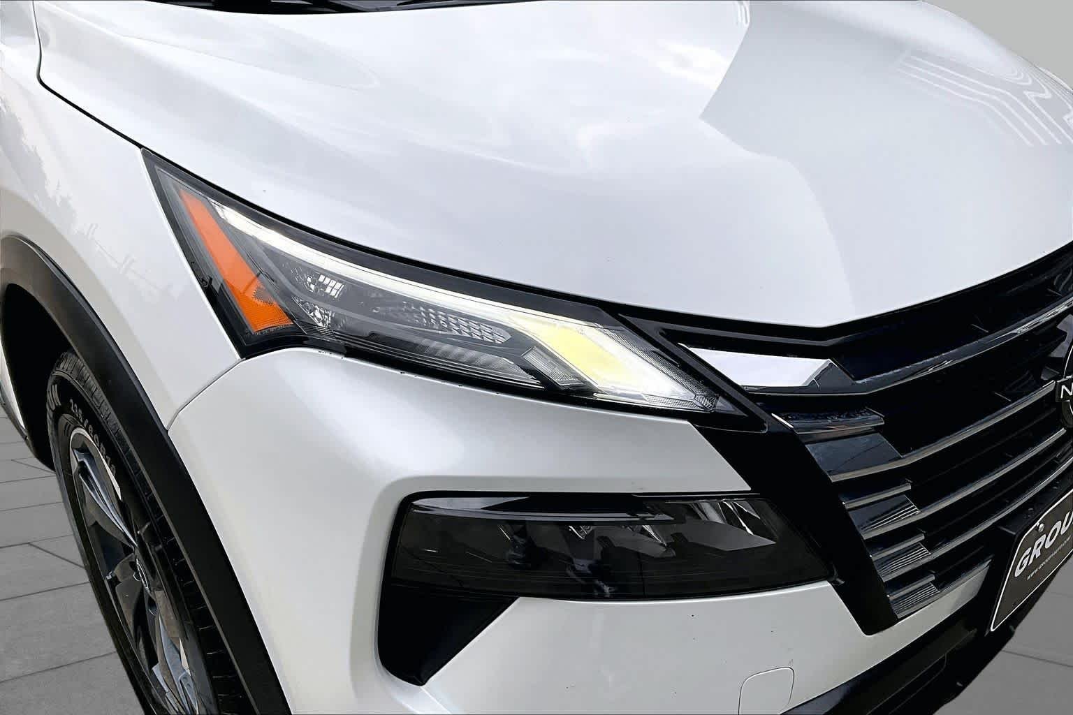 Used 2024 Everest White Pearl Nissan SV image 28