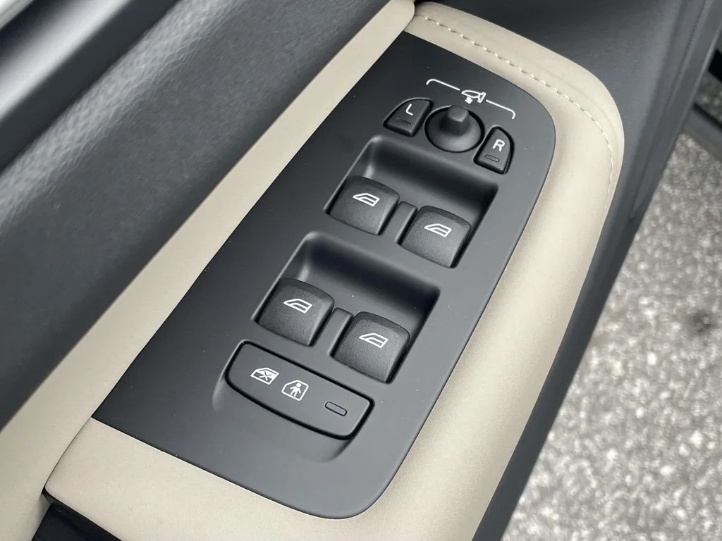 New 2026 Onyx Black Metallic Volvo Core image 6