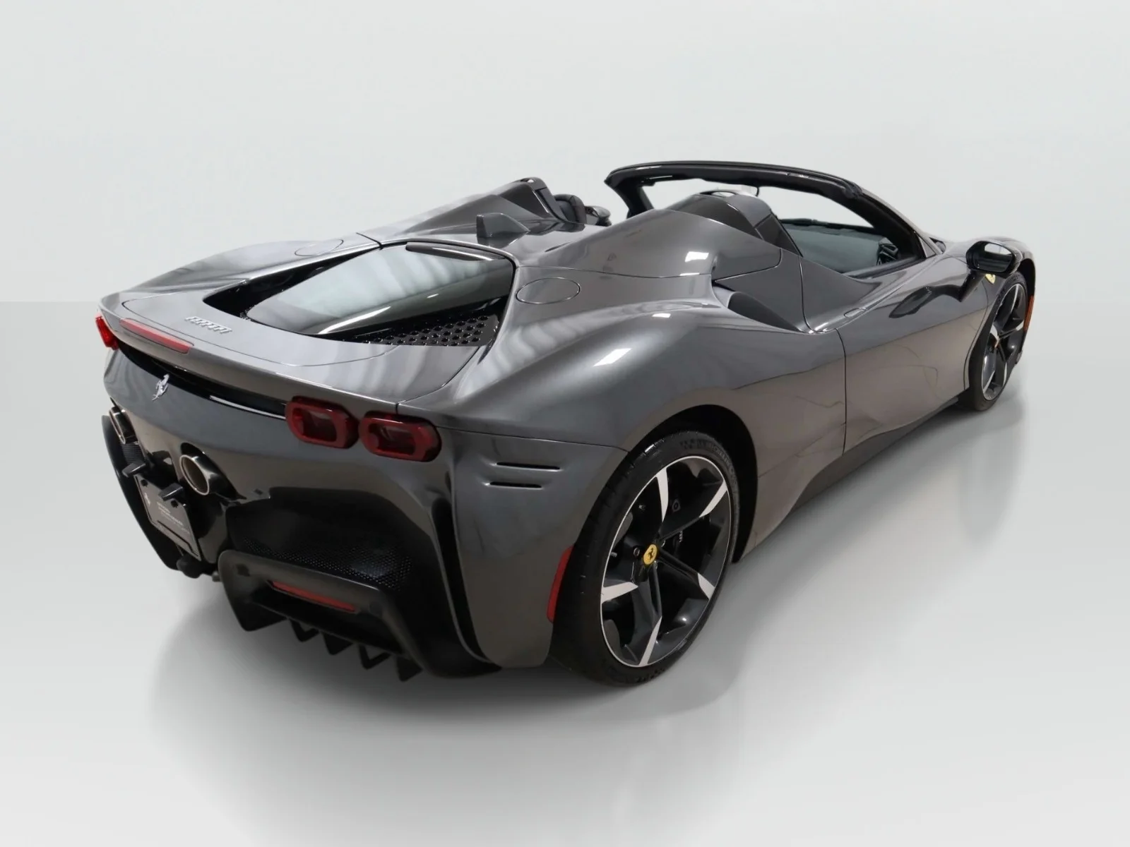 Used 2025 Grigio Silverstone Metallic Ferrari Convertible image 9