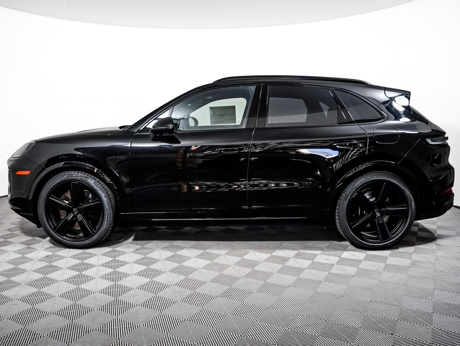 New 2026 CHROMITE BLACK Porsche Turbo E-Hybrid image 2