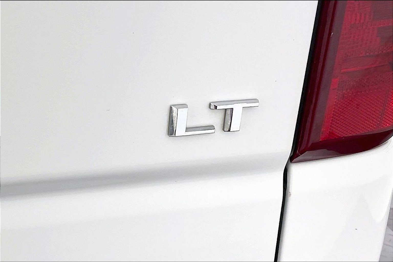 Used 2025 Summit White Chevrolet LT image 7