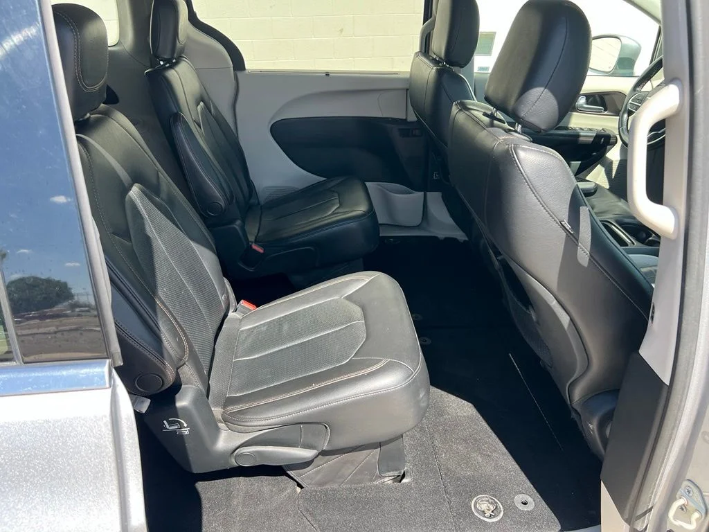Used 2018 Billet Silver Metallic Clearcoat Chrysler Touring L image 21