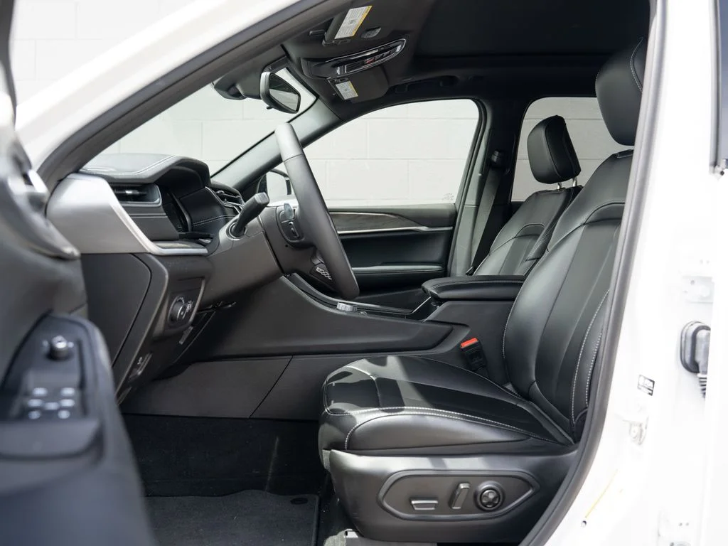 Used 2024 White Jeep Limited image 17