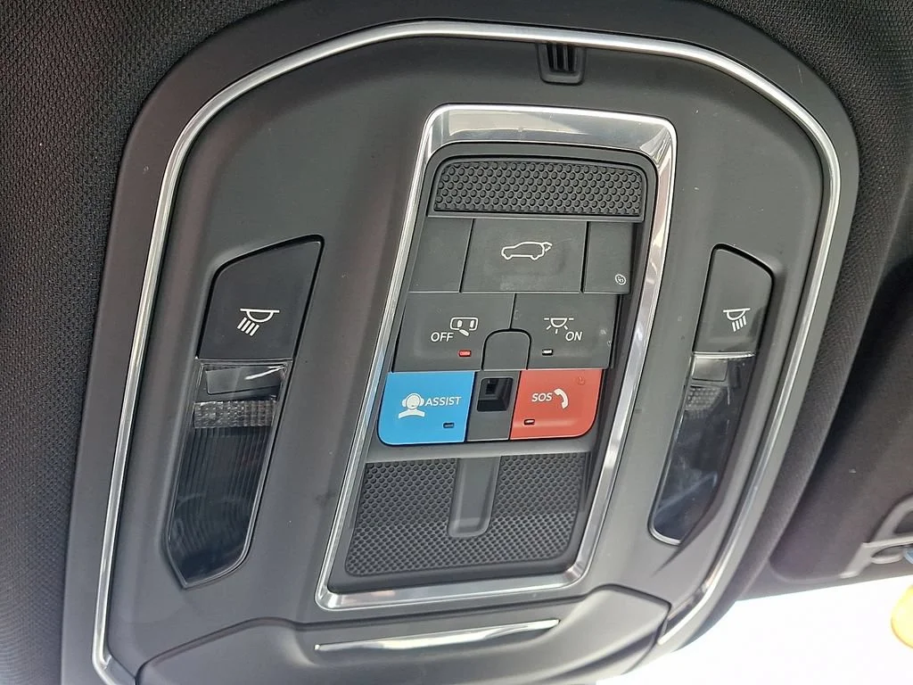 Used 2024 Baltic Gray Metallic Clearcoat Jeep Altitude image 23