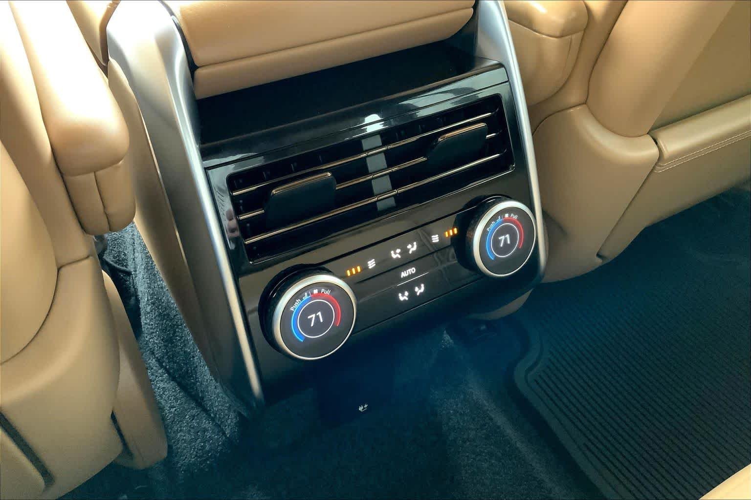New 2025 Carpathian Grey Land Rover SE image 18