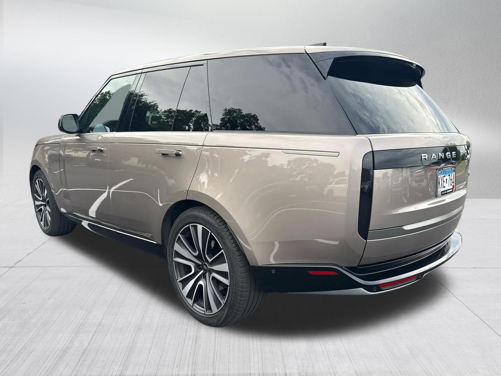 Used 2023 Lantau Bronze Metallic Land Rover SE image 10