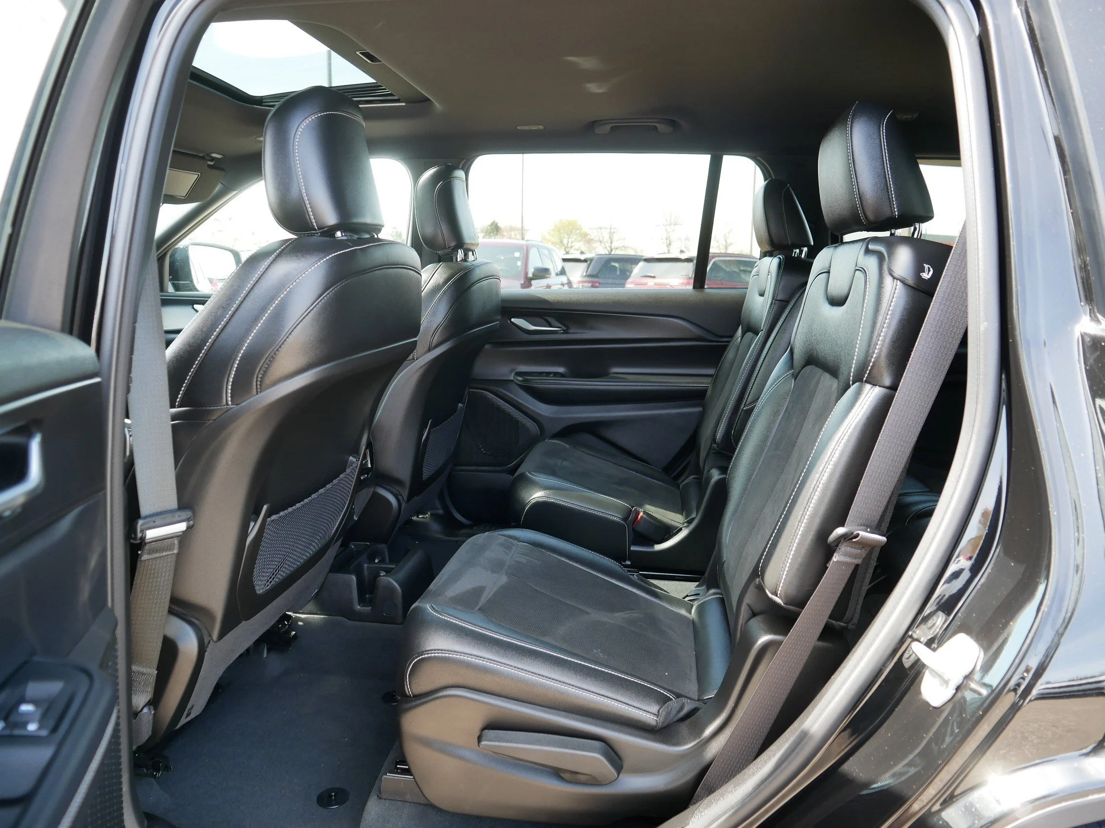 Used 2024 Diamond Black Crystal Pearlcoat Jeep Altitude X image 33