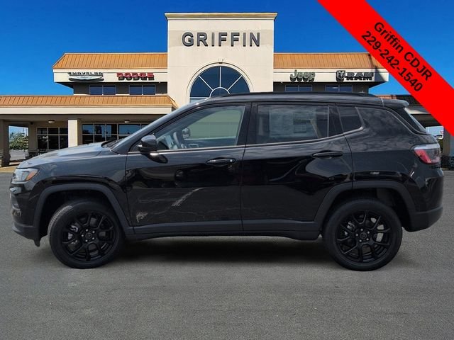 New 2026 Diamond Black Crystal Pearl-Coat Exterior Paint Jeep Latitude image 10