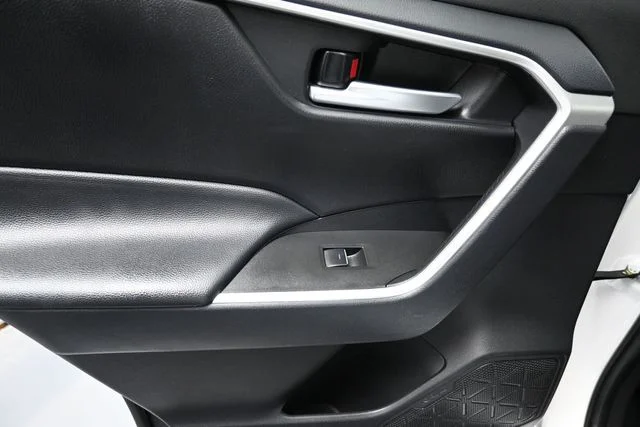 Used 2025 White Toyota XLE image 9