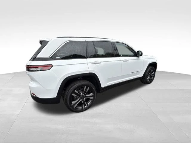 New 2027 Bright White Clear-Coat Paint Jeep Limited image 7