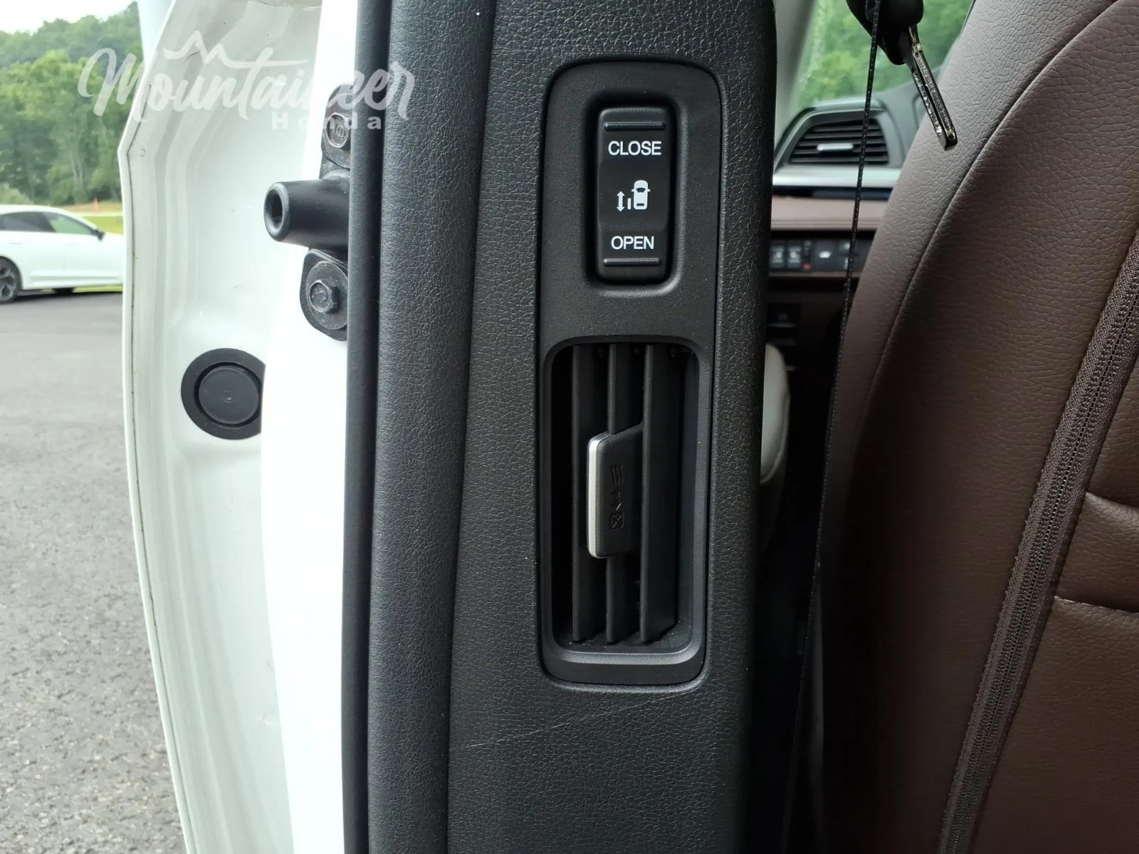 Used 2025 Platinum White Pearl Honda Touring image 23