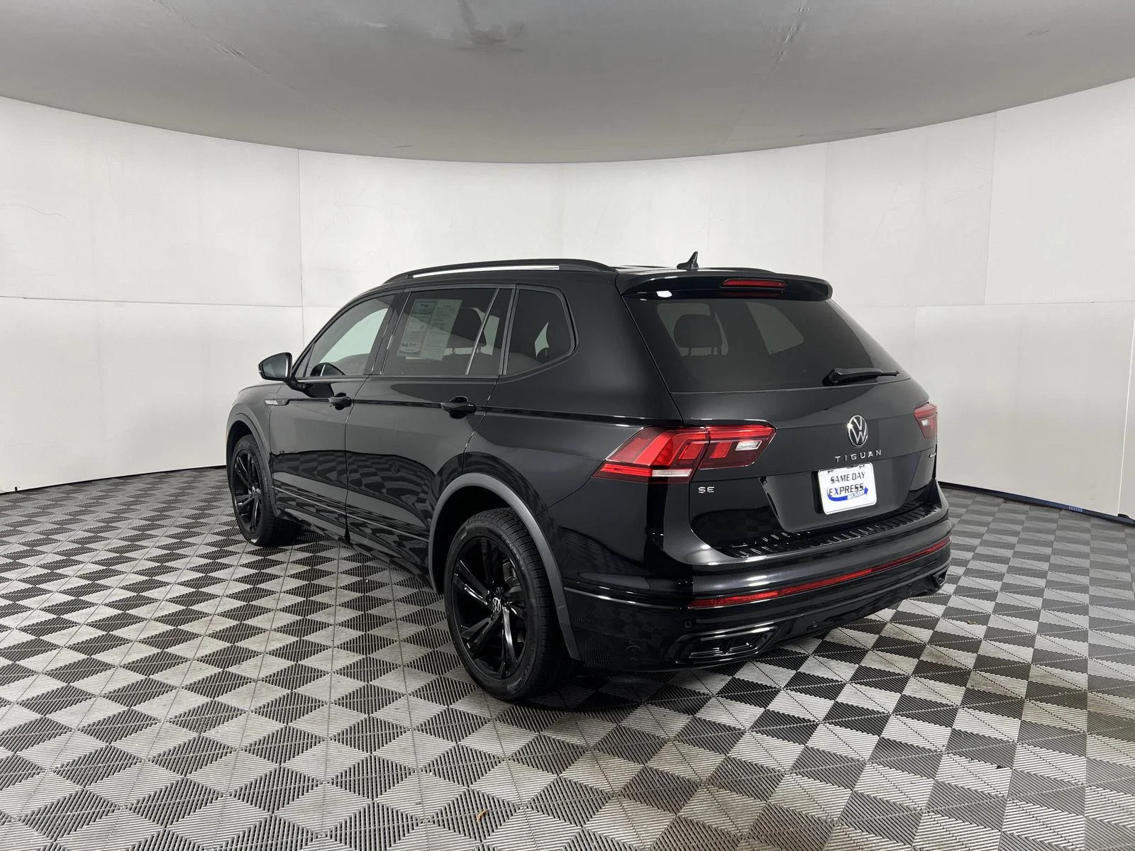 Used 2024  Volkswagen SE R-Line Black image 3