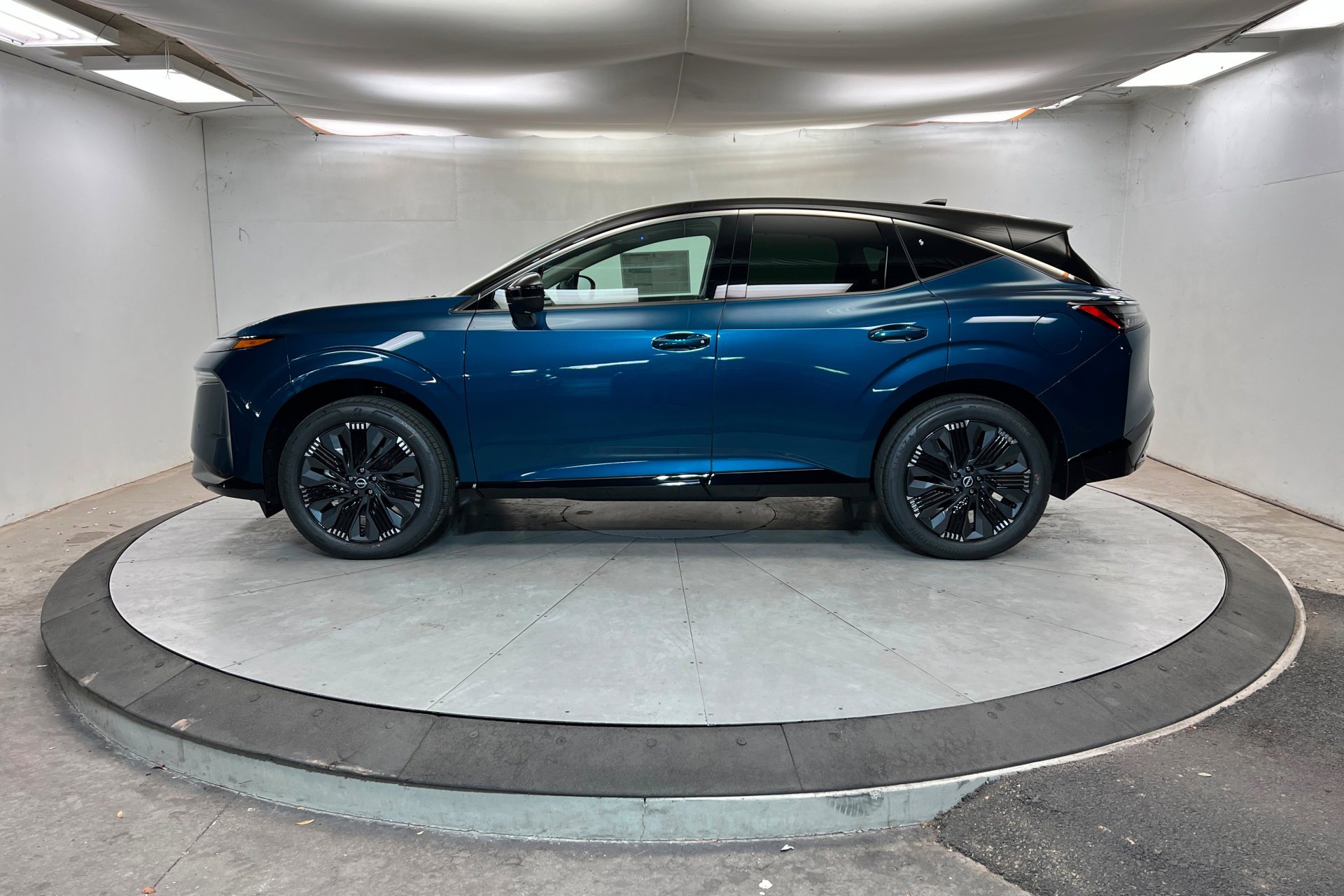 New 2026 Aurora Blue Pearl Metallic / Super Black Two-tone Nissan Platinum image 2