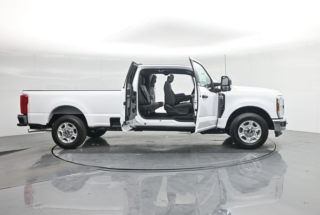 New 2026 Oxford White Ford XLT image 4